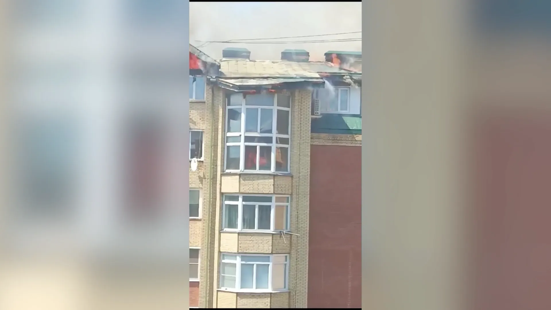 В Подольске горит квартира в многоэтажке, пламя уже охватило крышу здания