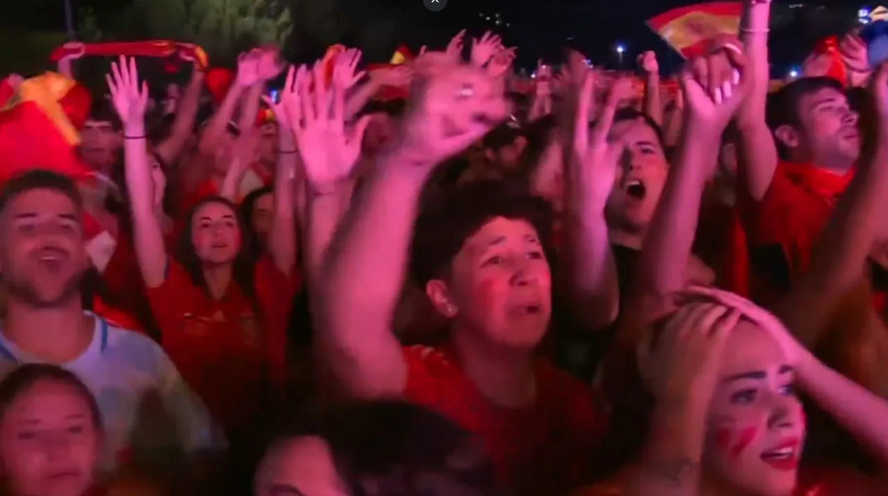 Восторженные крики и слёзы счастья: Испанцы в Мадриде празднуют победу своей сборной на Евро-24