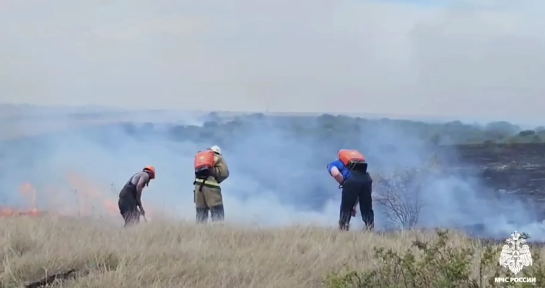 В Коктебеле загорелась сухая трава, пожар охватил 20 гектаров