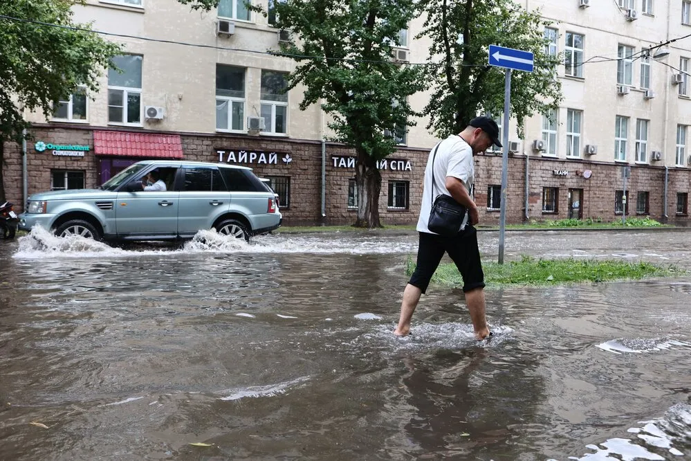 Мощный тропический ливень с грозой превратил улицы Москвы в реки и затопил подъезды