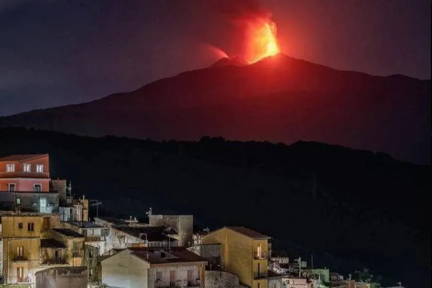 На Сицилии продолжает извергаться самый высокий действующий вулкан в Европе