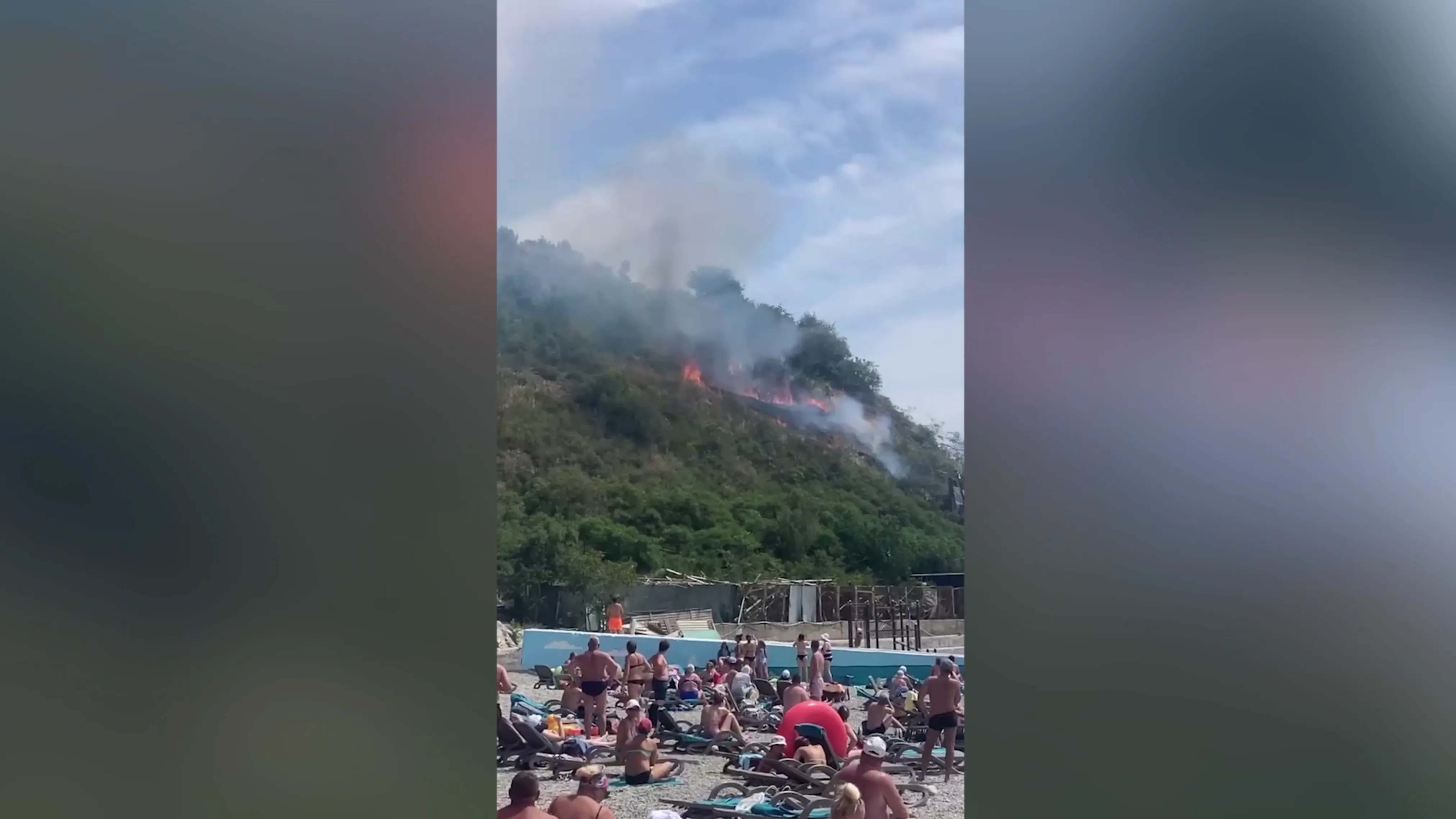 Сильный пожар разгорелся возле отеля "Ялта Интурист" в Крыму