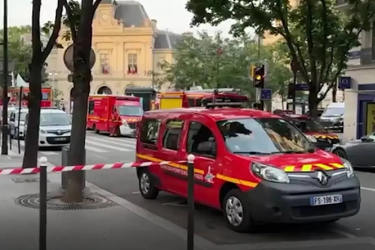 В Париже автомобилист въехал в уличное кафе, есть жертва и пострадавшие