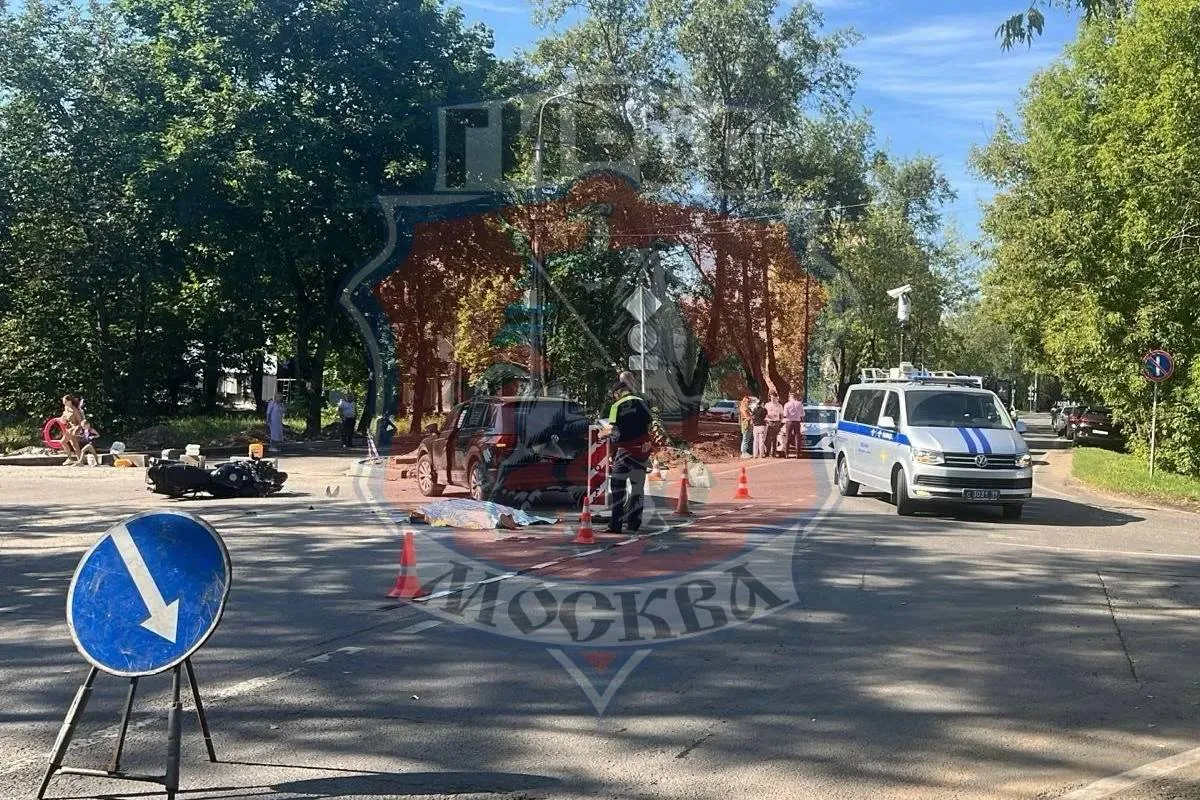 Мотоциклист разбился насмерть при столкновении с легковушкой в Москве