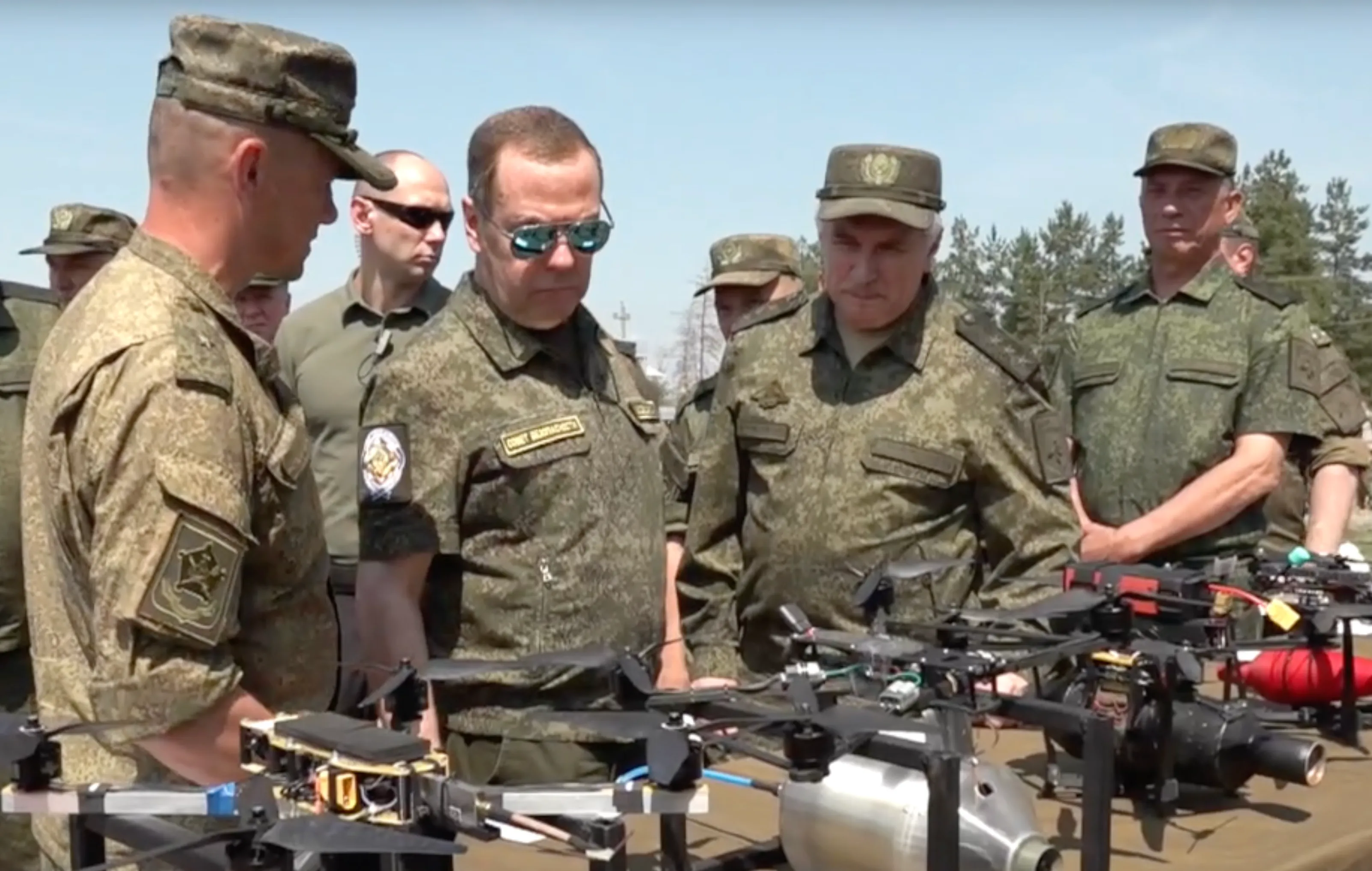 Медведеву показали линейку отечественных дронов на полигоне под Воронежем