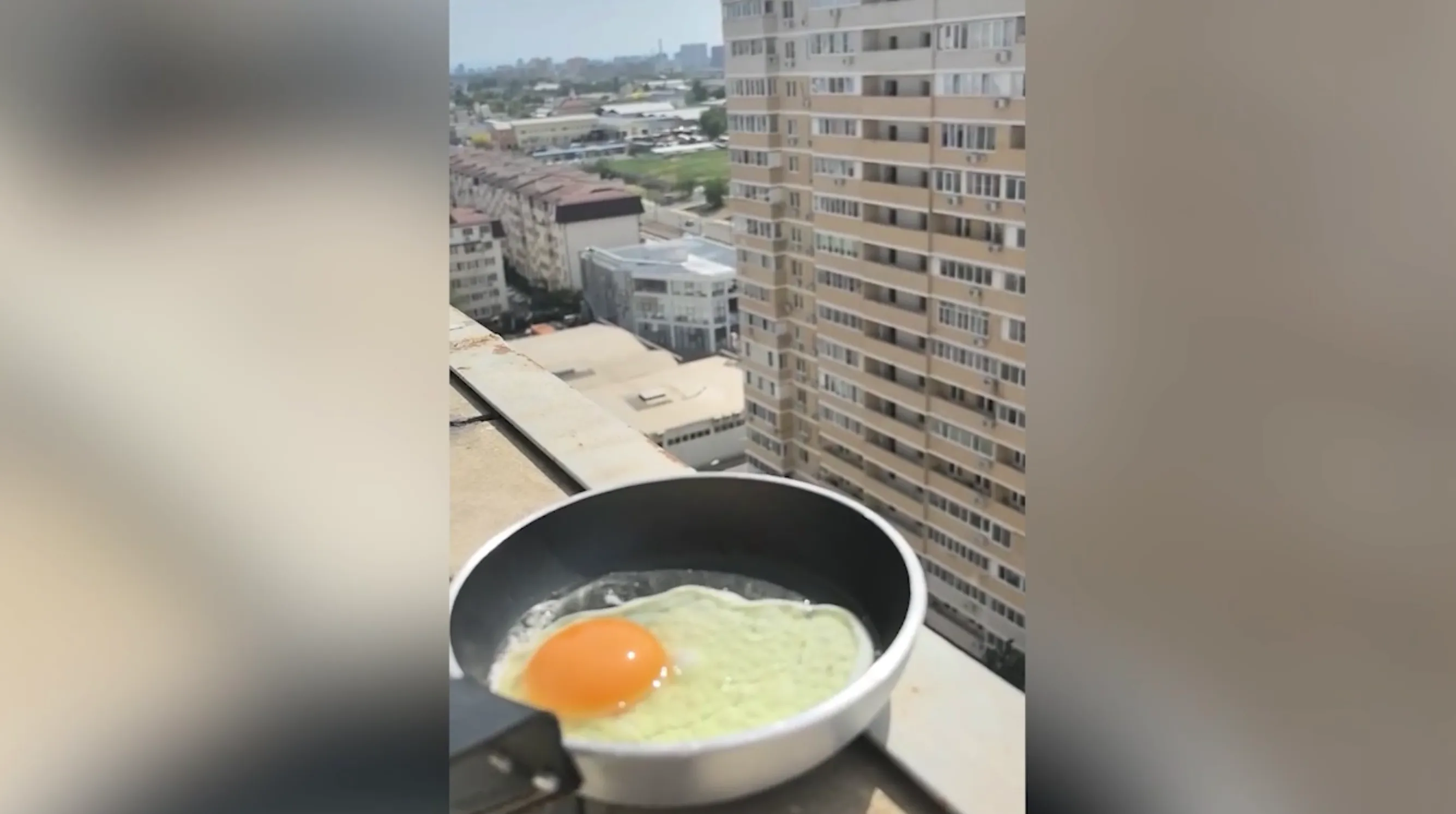 Житель Краснодара пожарил яичницу под палящим солнцем на 42-градусной жаре 