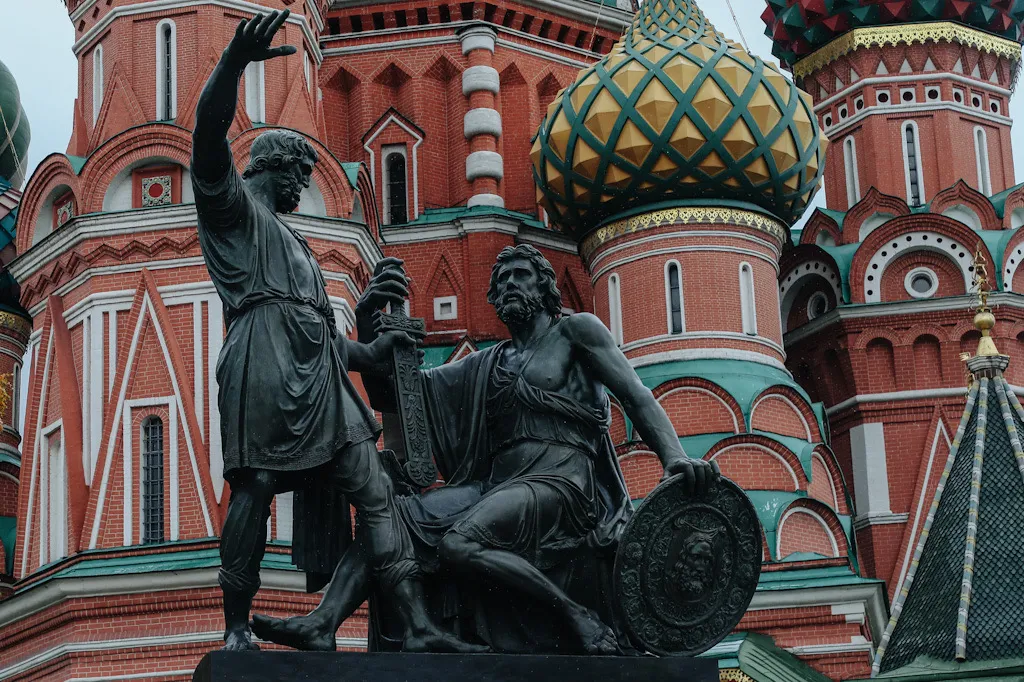 Бабулю из Москвы обманом вынудили осквернить словом из трёх букв памятник в сердце России