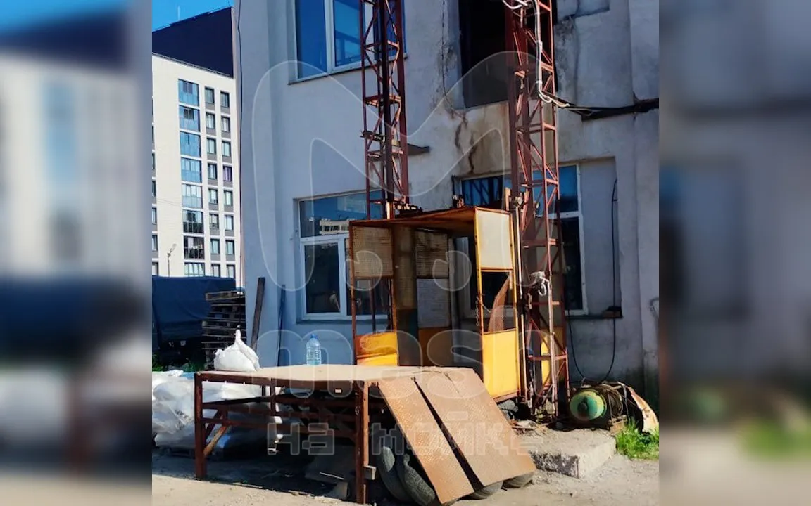 Лифт с рабочими рухнул с высоты пяти метров в Санкт-Петербурге