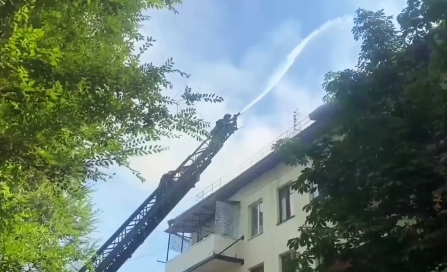 В Волгограде горит кровля жилого дома, эвакуировано 35 жильцов