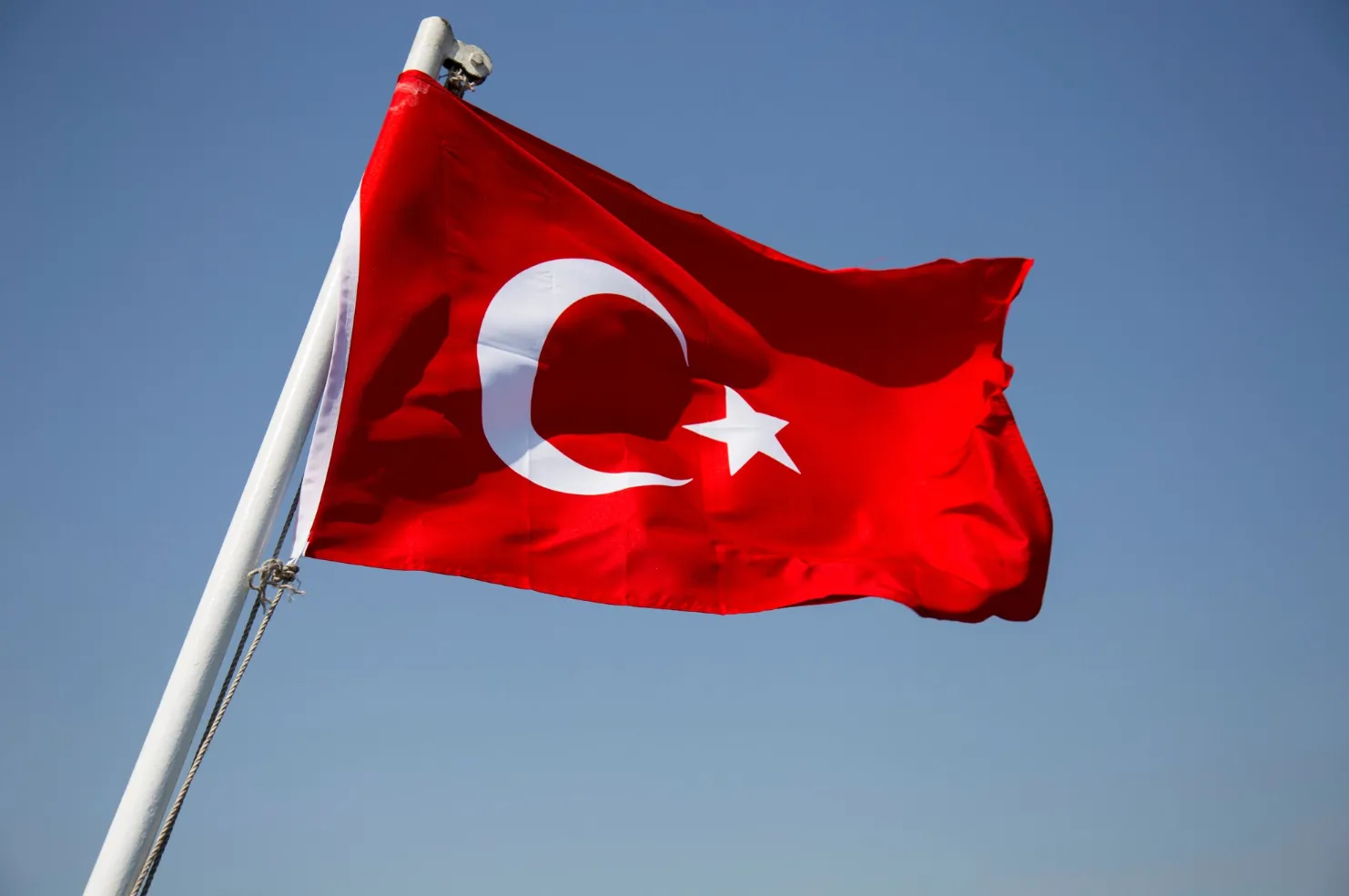 Греческая певица отказалась выступать в Турции из-за флага и портрета Ататюрка на сцене