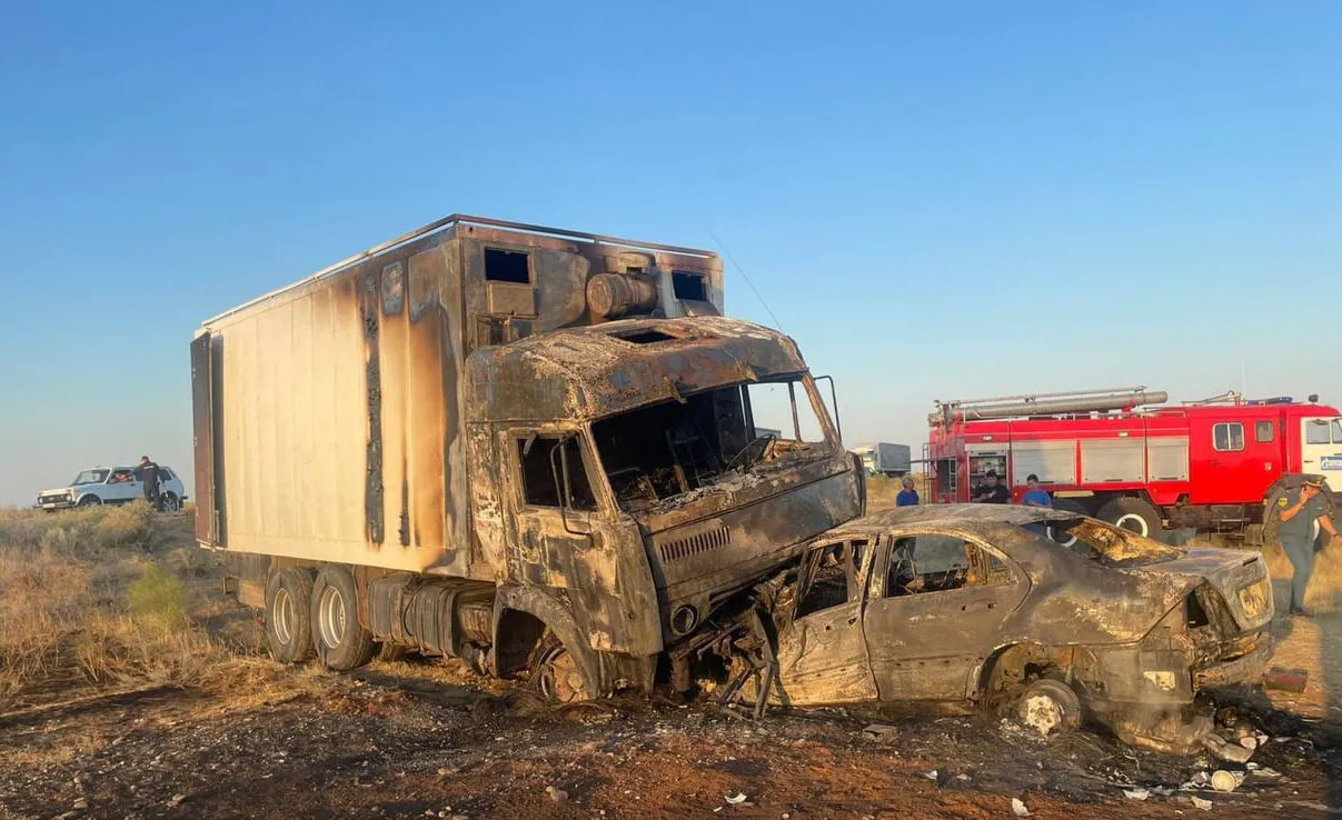 КамАЗ протаранил "мерседес" в Калмыкии, в иномарке сгорели 5 человек, в том числе ребёнок