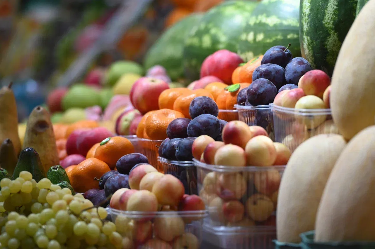 Не переваривается и оседает в кишечнике: Нутрициолог развеяла мифы о воске на овощах и фруктах
