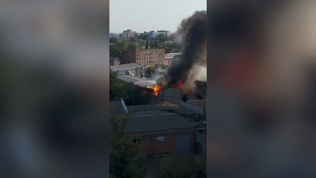 В Ростове-на-Дону горит мебельный цех