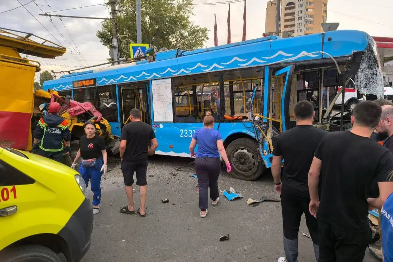Троллейбус с пассажирами попал в ДТП в Саратове, минимум 9 человек пострадали