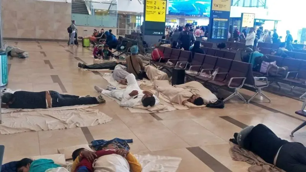 Спят на полу, а карты не работают: Американцы пострадали от санкций в аэропорту Красноярска