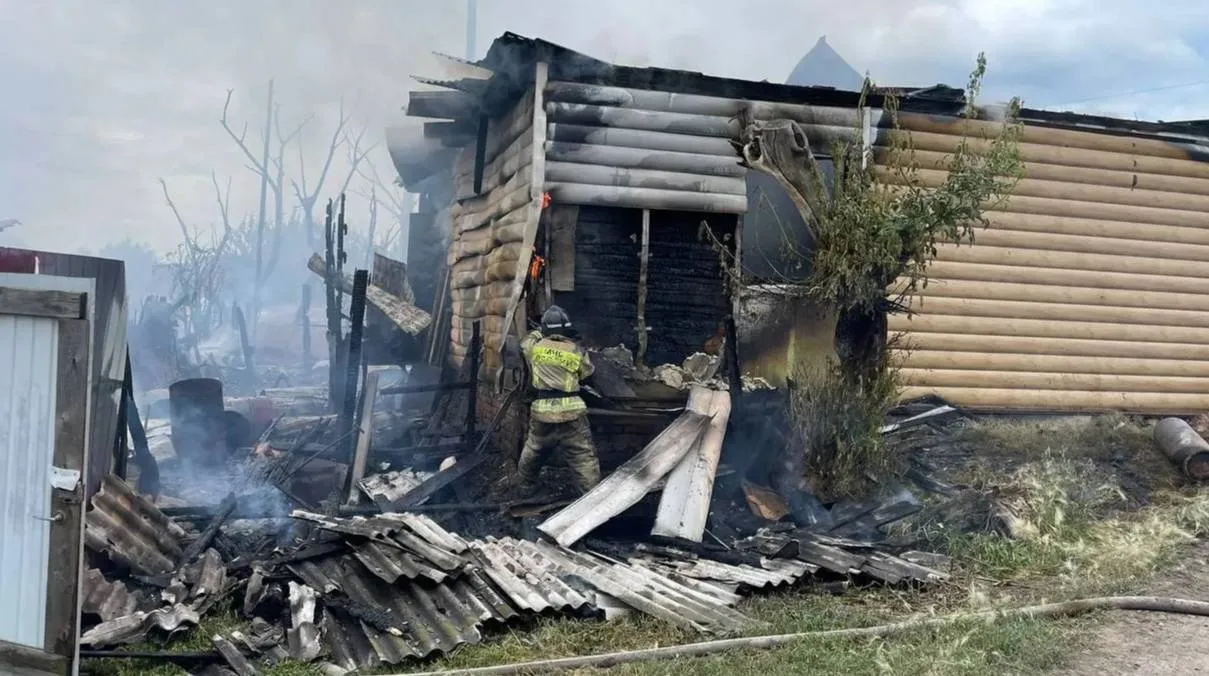 Пожар уничтожил шесть домов в Омске, погиб один человек