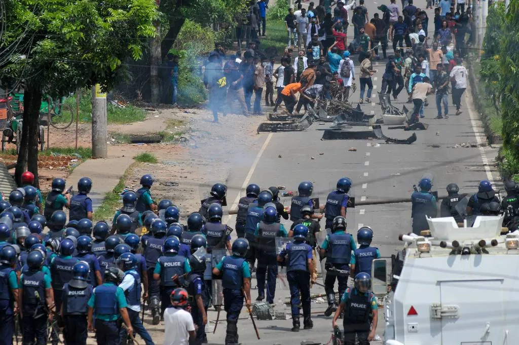 Не менее 300 полицейских пострадали при беспорядках в Бангладеш