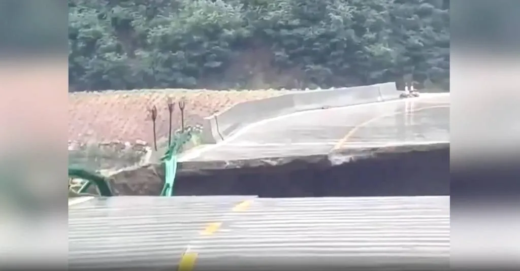 Число жертв обрушения моста на северо-западе Китая возросло до 12 человек