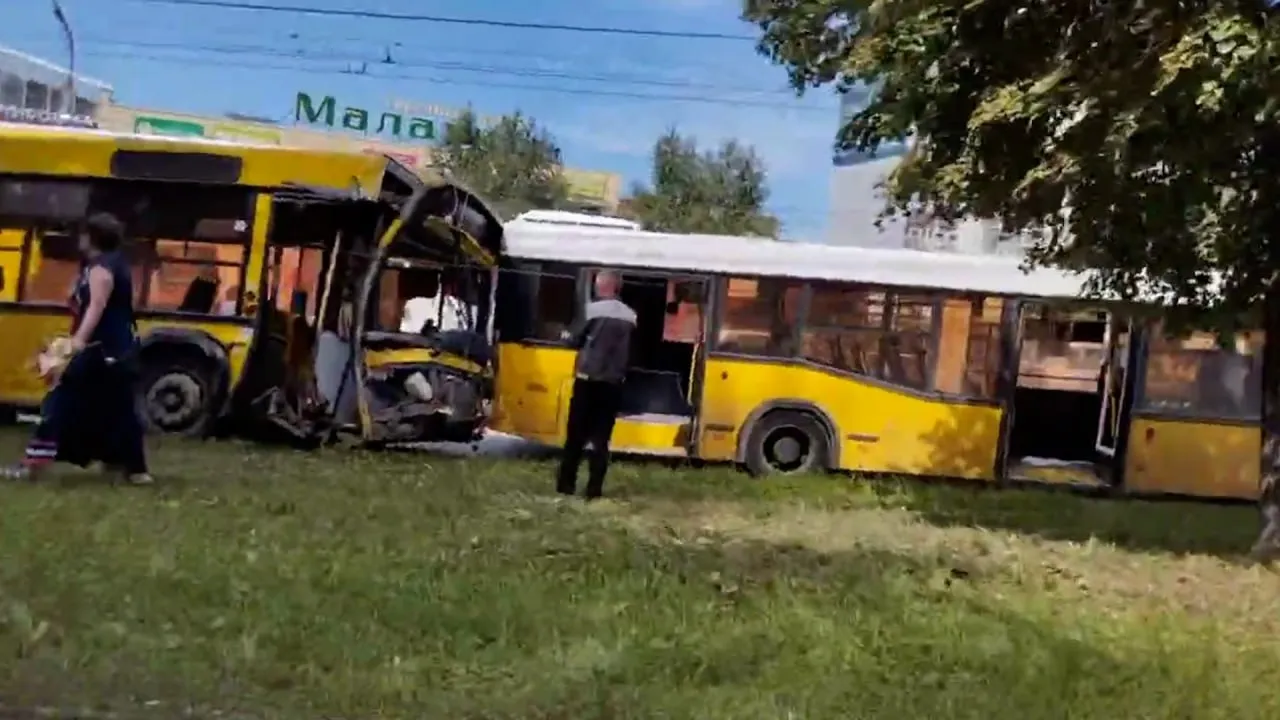 Шесть человек пострадали при столкновении двух автобусов в Ижевске
