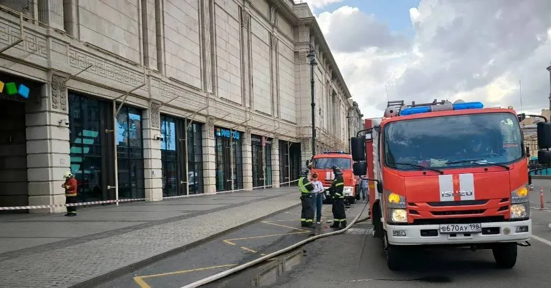 Пожарные ликвидировали возгорание в здании петербургского ТРЦ 