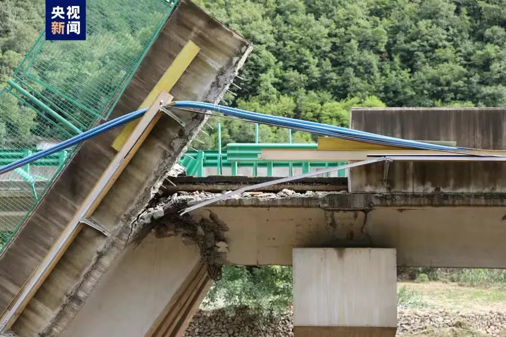 Одиннадцать человек стали жертвами обрушения моста на северо-западе Китая