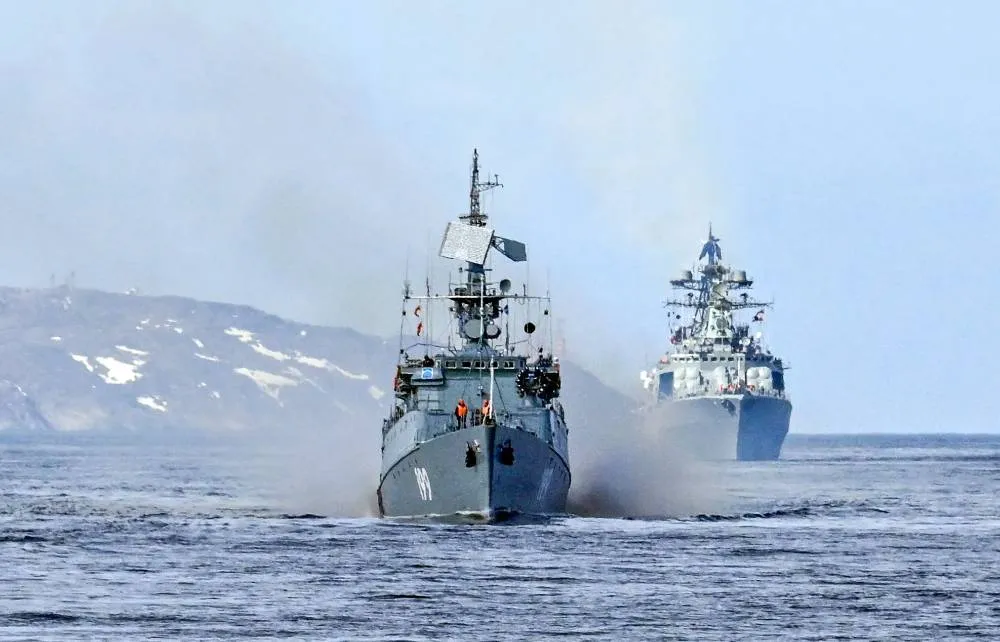 Ударная группа российских кораблей отработала защиту каравана в Белом море