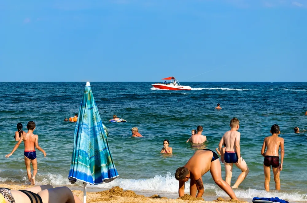 Отдыхающих на пляже в Крыму шокировала мать с ребёнком 