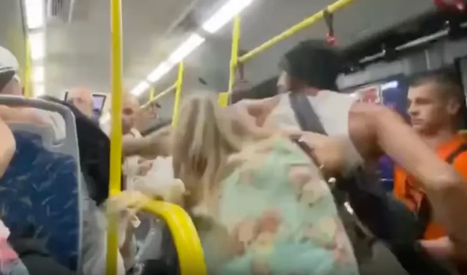 ️В Севастополе пассажир троллейбуса избил мужчину и женщину из-за гимна России