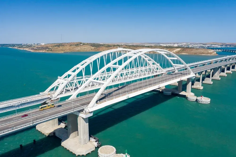 Почти 500 автомобилей скопилось в очереди на Крымский мост со стороны Тамани