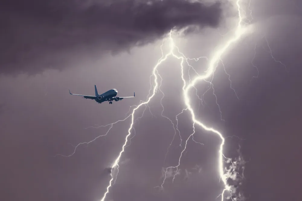 Молния ударила в самолёт UTair во время полёта
