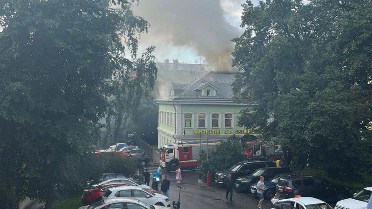 Двухэтажная гостиница горит в центре Москвы