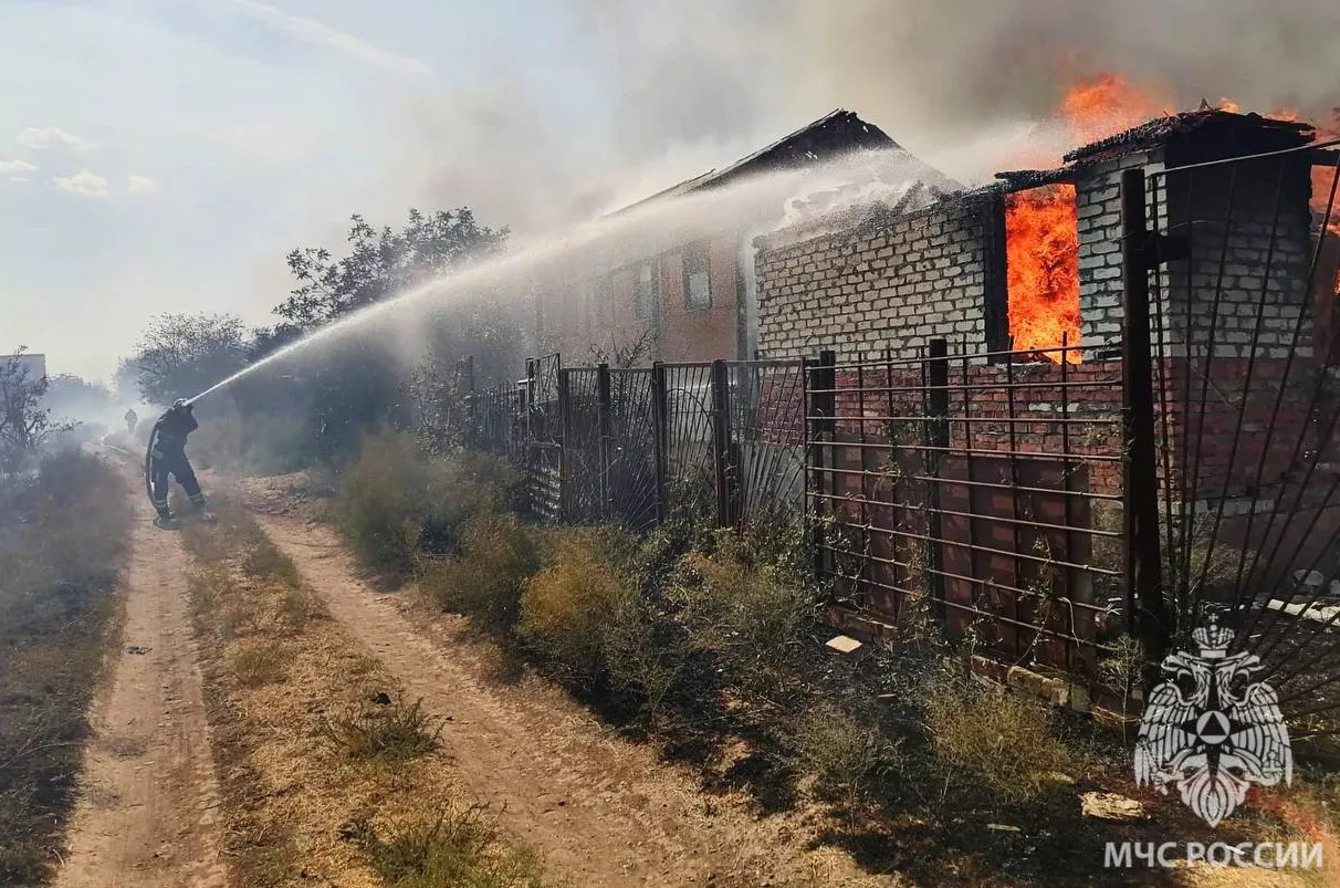 В Астраханской области загорелся камыш, огонь перекинулся на 14 домов в СНТ