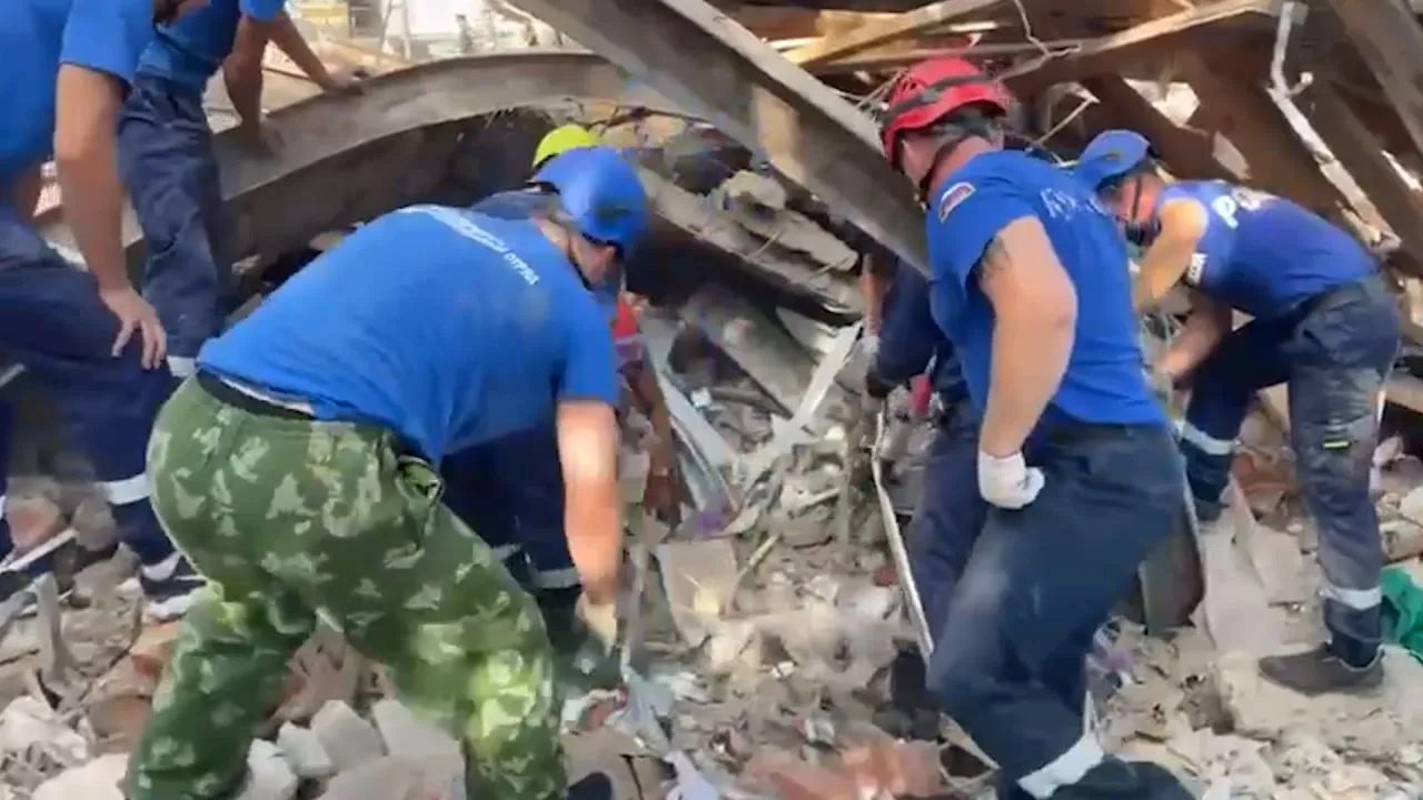 Момент обнаружения сотрудницы ТЦ под завалами в Апшеронске попал на видео