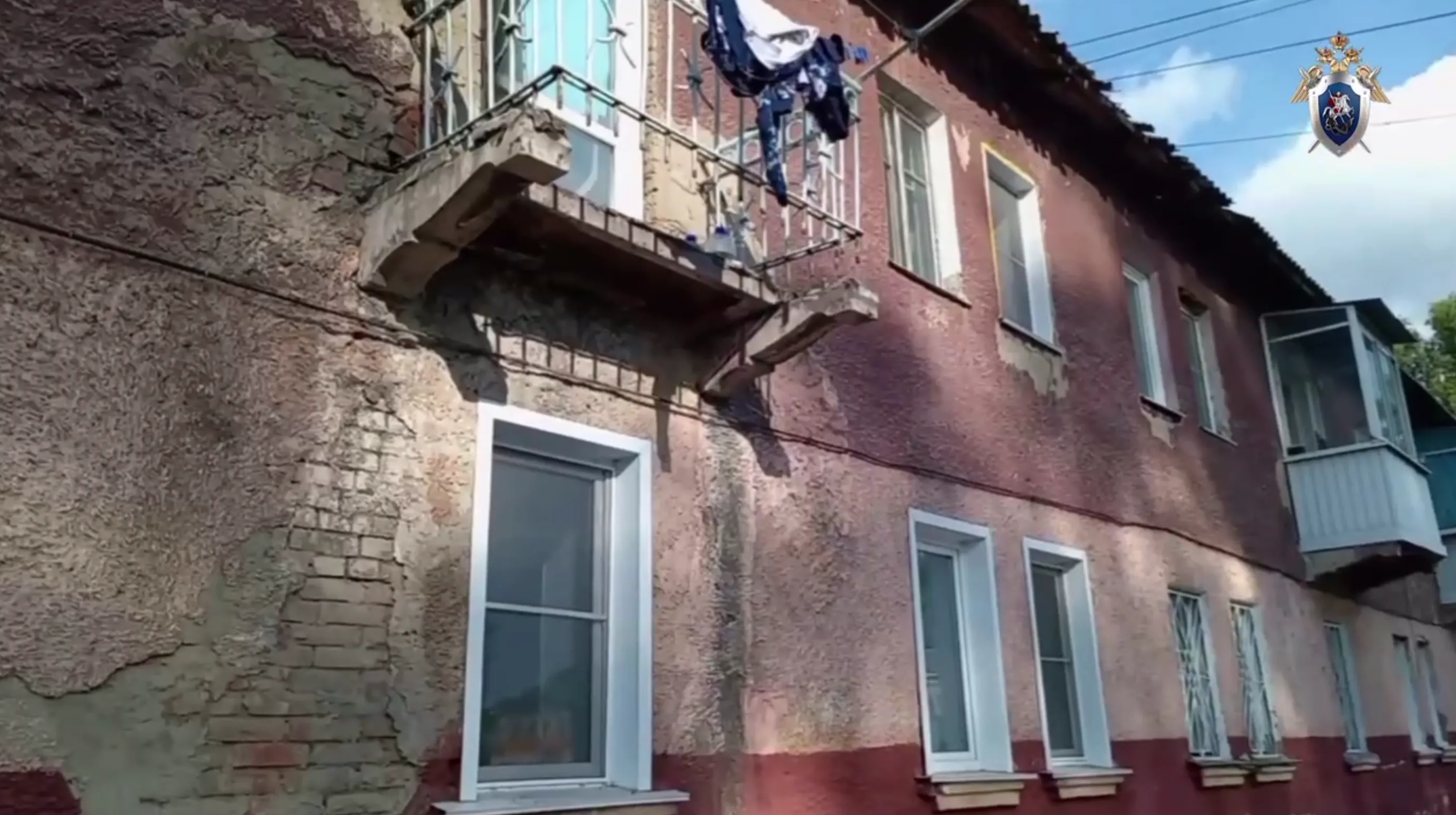 В Кемерове обрушился балкон многоквартирного дома с женщиной