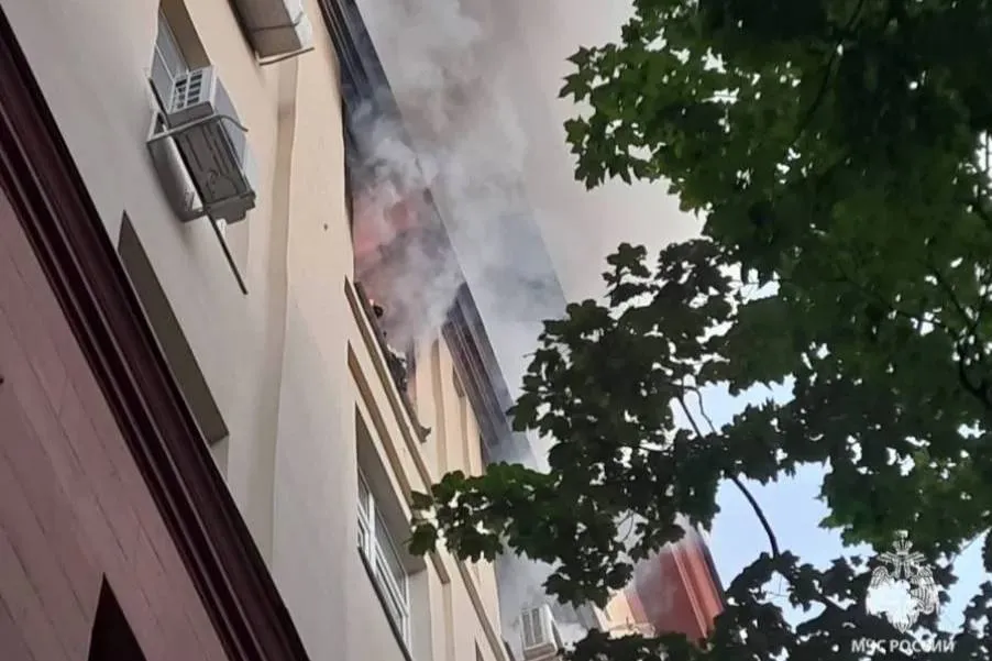 Пожар вспыхнул в многоэтажке в центре Москвы