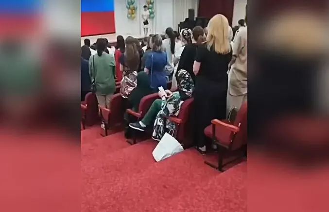 Ещё одна героиня скандального видео с посиделками под гимн России оштрафована в КБР