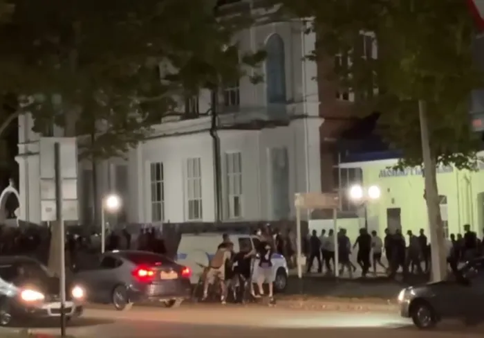Жители Кореновска вышли на сход после нападения на члена "Русской общины"
