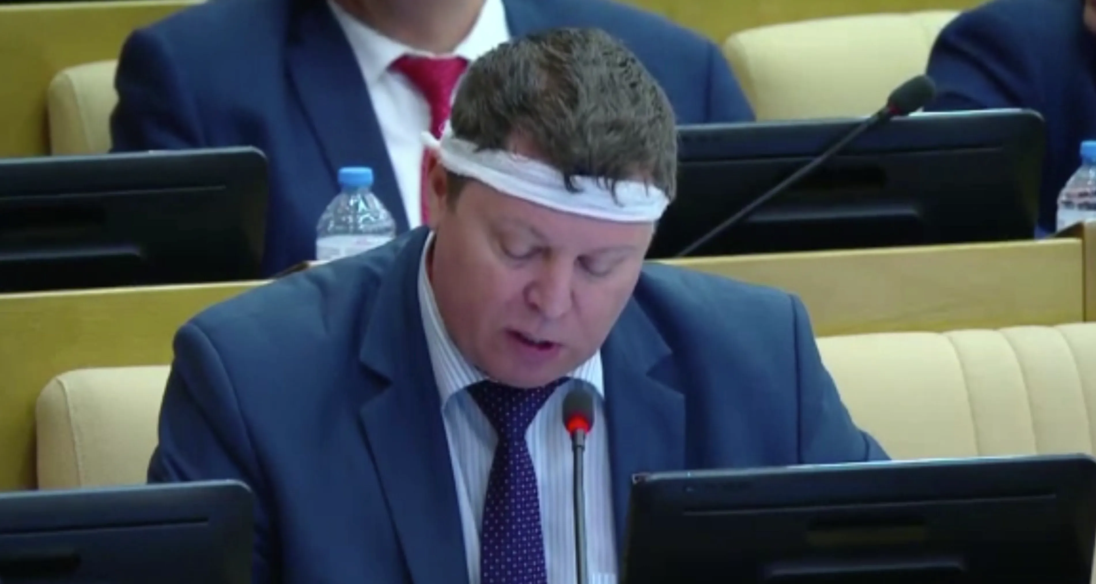 Избитый в Самаре депутат Матвеев явился в Госдуму с перевязанной головой
