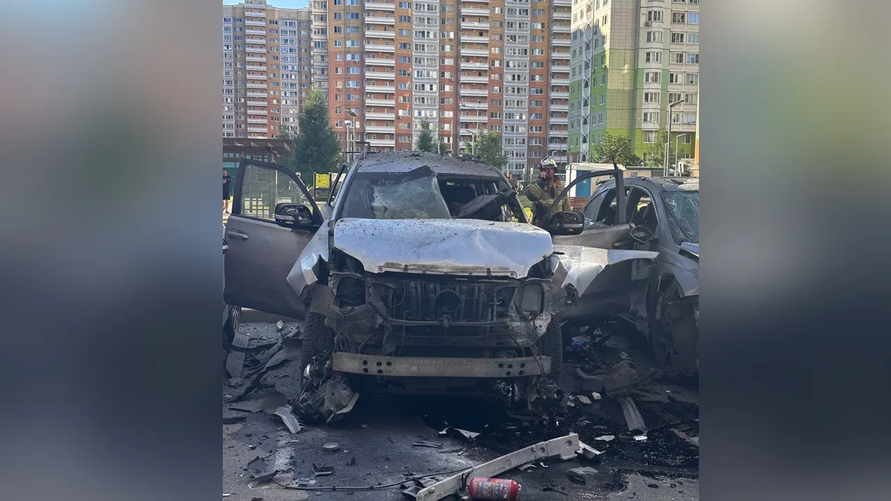 Водитель лишился части ног из-за взрыва внедорожника на севере Москвы