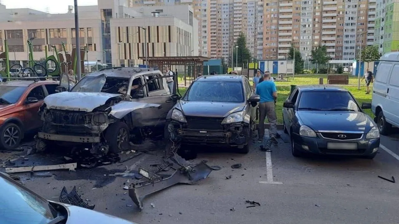 Число пострадавших при взрыве внедорожника на севере Москвы выросло до двух