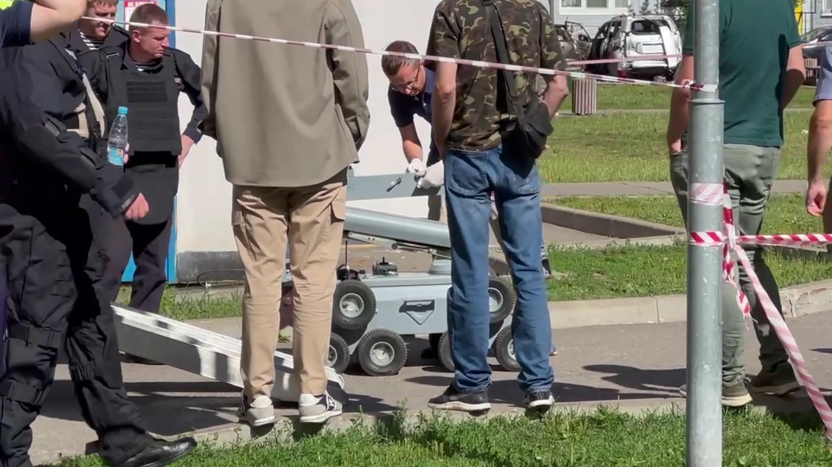 Взрывотехники с помощью робота извлекли осколки из подорванного в Москве авто