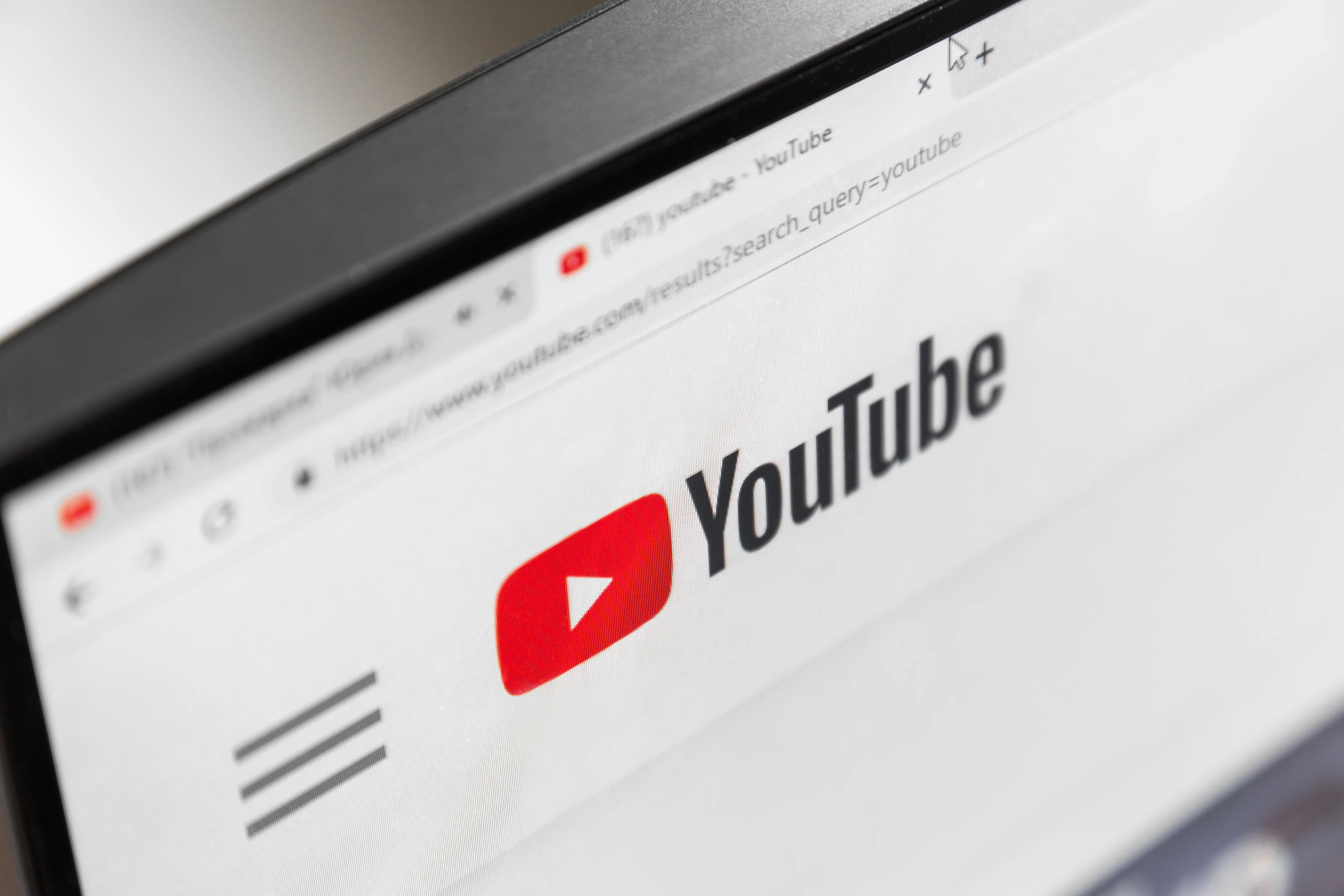 YouTube может блокировать российских блогеров, даже если они не говорят о политике, заявил Хинштейн