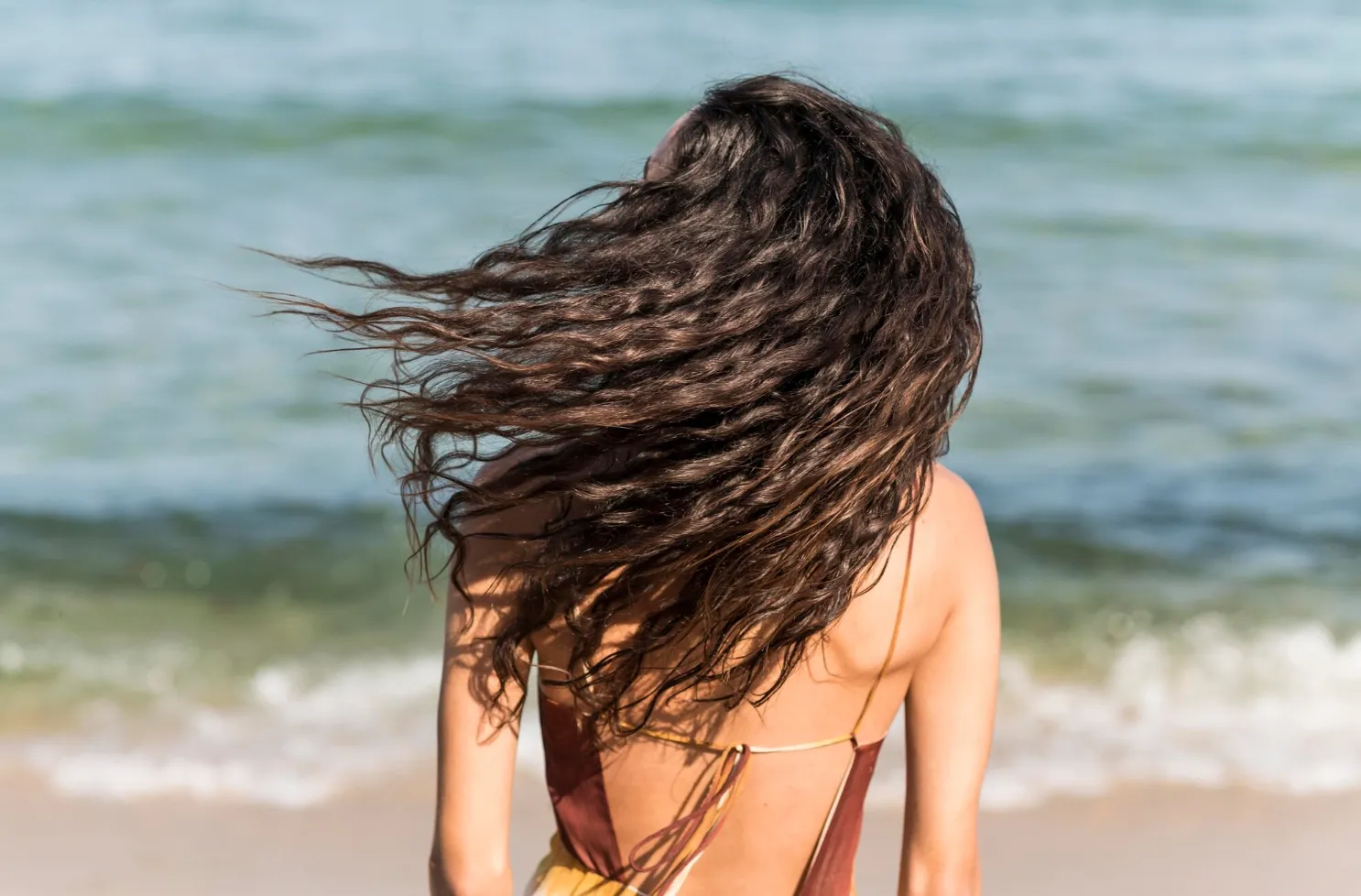Эксперт рассказала, как спасти волосы от обжигающего солнца летом