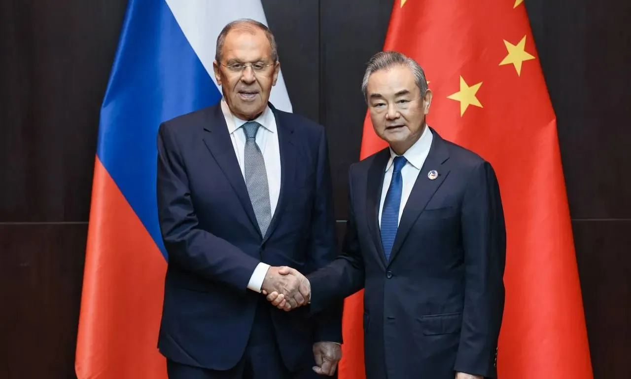 Китай выразил готовность вместе с Россией защищать интересы друг друга
