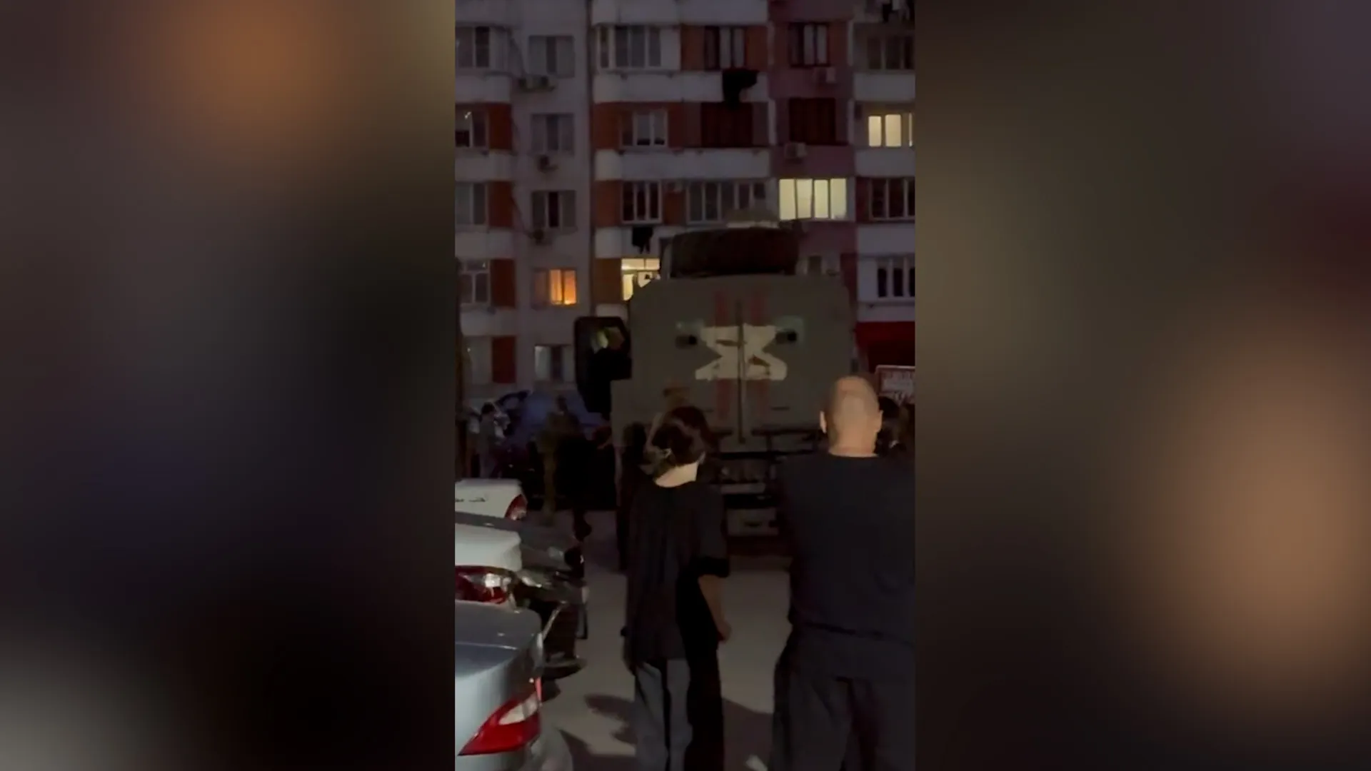 Неизвестные засели в квартире дома в Каспийске и угрожают взрывом