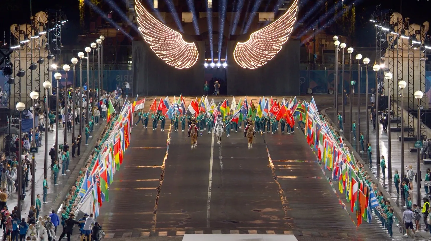 Перевёрнутый флаг, трансвеститы и шабаш: Как прошла церемония открытия Олимпийских игр в Париже