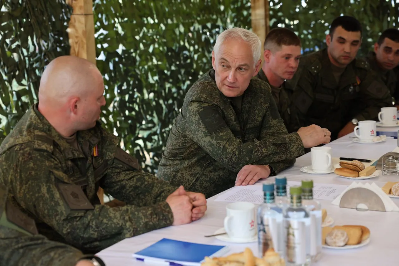 Белоусов в поздравлении с Днём ВМФ отметил героизм матросов, солдат и офицеров