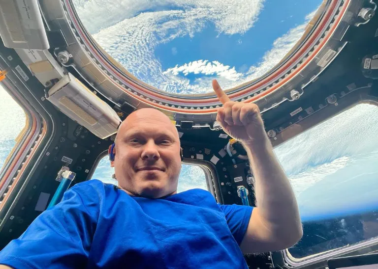 Космонавт Артемьев призвал с юмором относиться к верящим в плоскую Землю