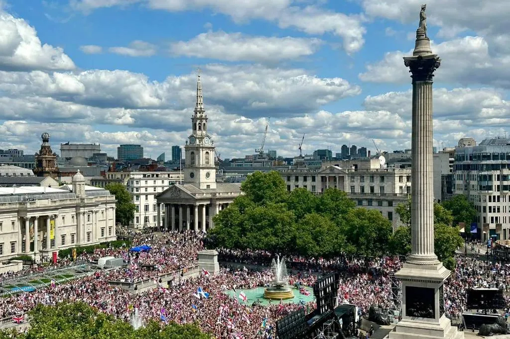 Тысячи британцев вышли на митинг против мигрантов на Трафальгарскую площадь