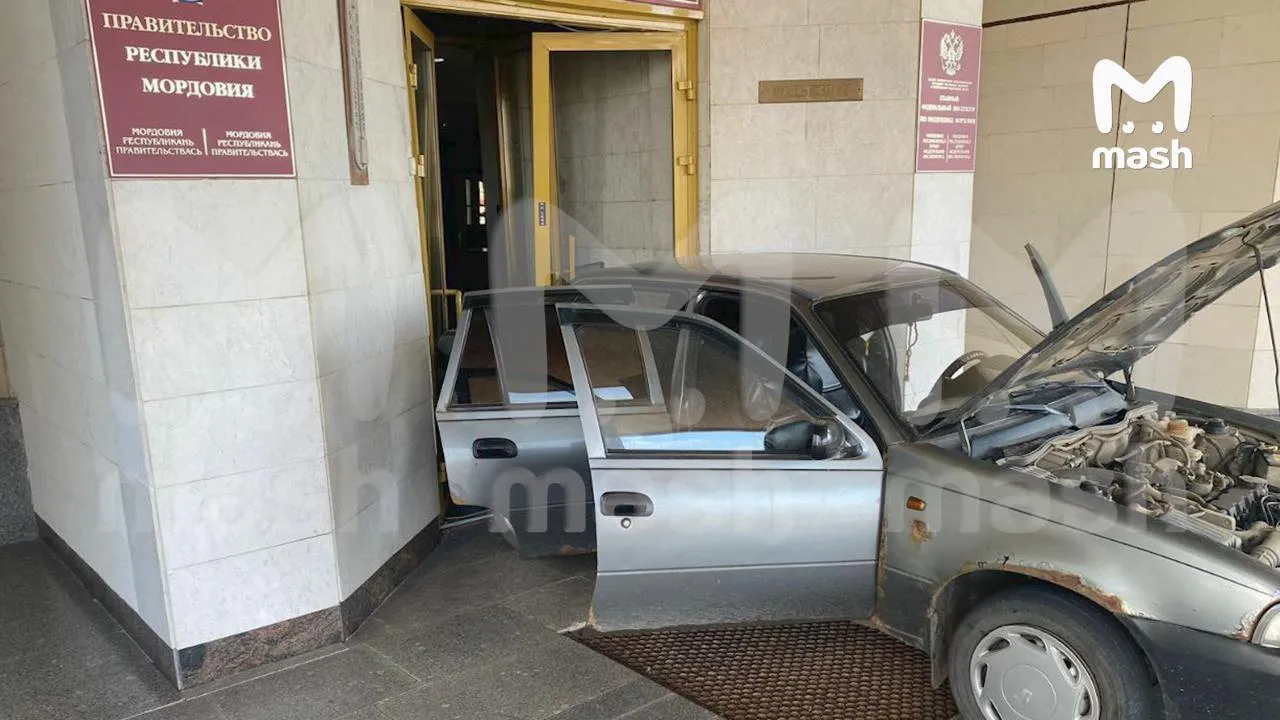Водитель легковушки протаранил здание Правительства Мордовии в Саранске, его забрали в психушку